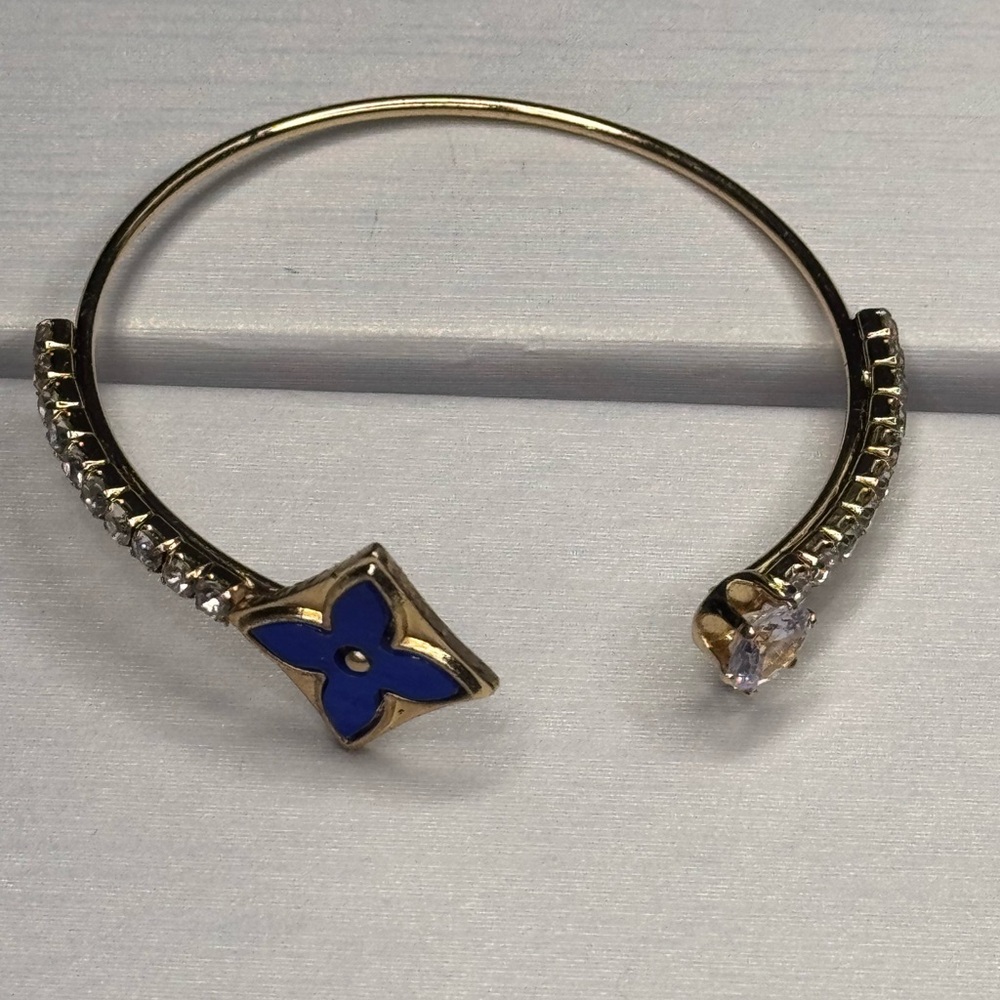 NWOT Gold Tone Sparkling Blue Clover Open Cuff Bracelet